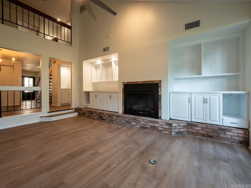 Enjoy refined, low-maintenance living in this fully renovated - photo 5