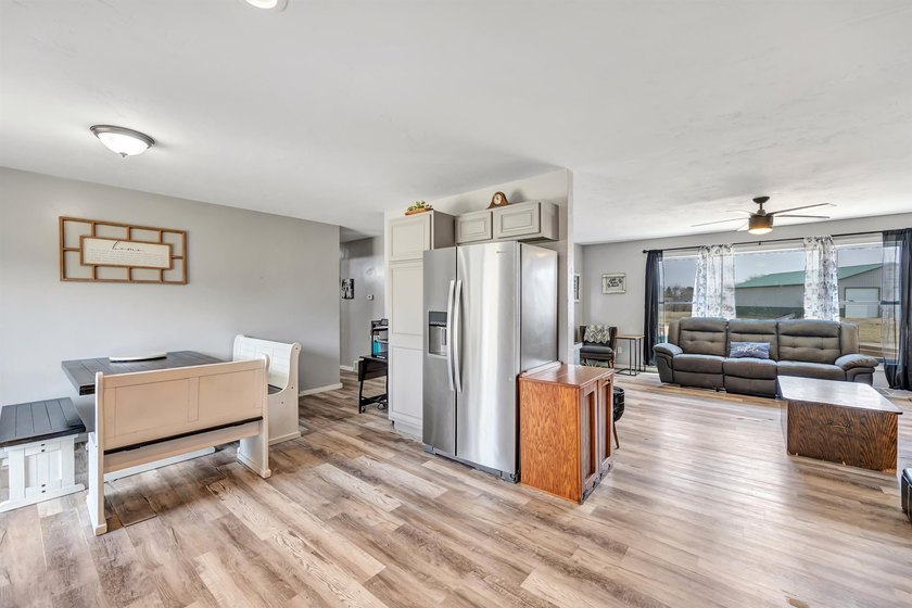 Beautifully updated 4-bedroom, 3 full-bath home on 2.54 acres in - photo 5