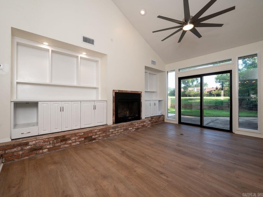 Enjoy refined, low-maintenance living in this fully renovated - photo 6