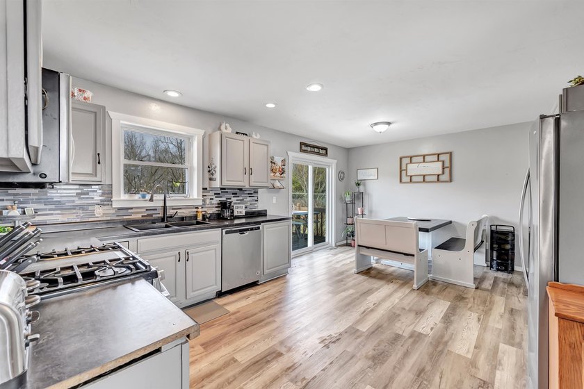 Beautifully updated 4-bedroom, 3 full-bath home on 2.54 acres in - photo 6