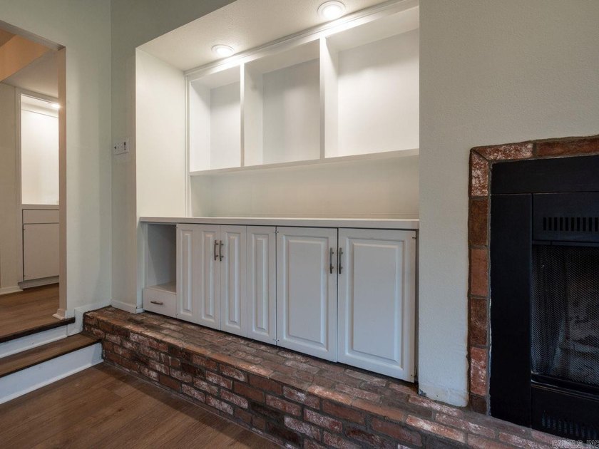 Enjoy refined, low-maintenance living in this fully renovated - photo 9