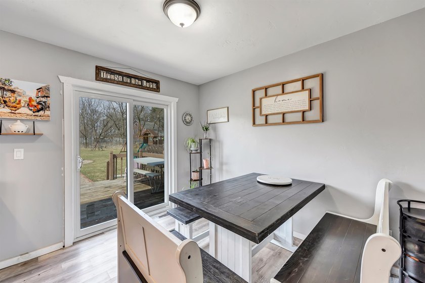 Beautifully updated 4-bedroom, 3 full-bath home on 2.54 acres in - photo 9