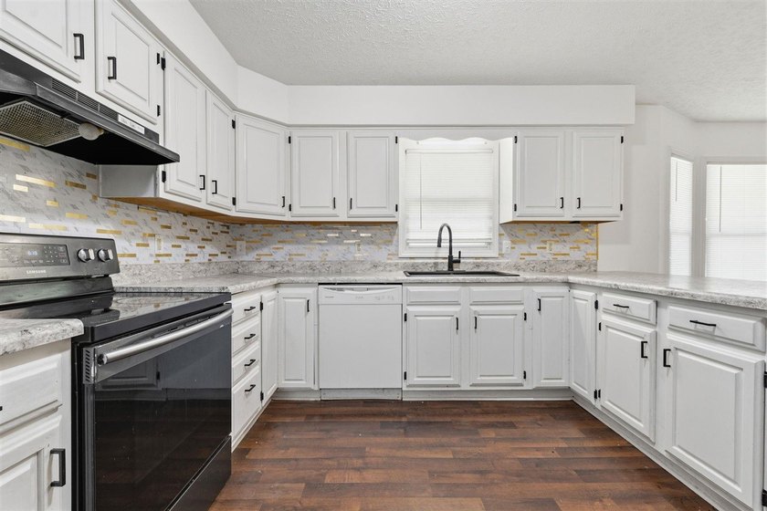 This beautiful 4 bedroom 2.5 bath home offers the perfect - photo 11