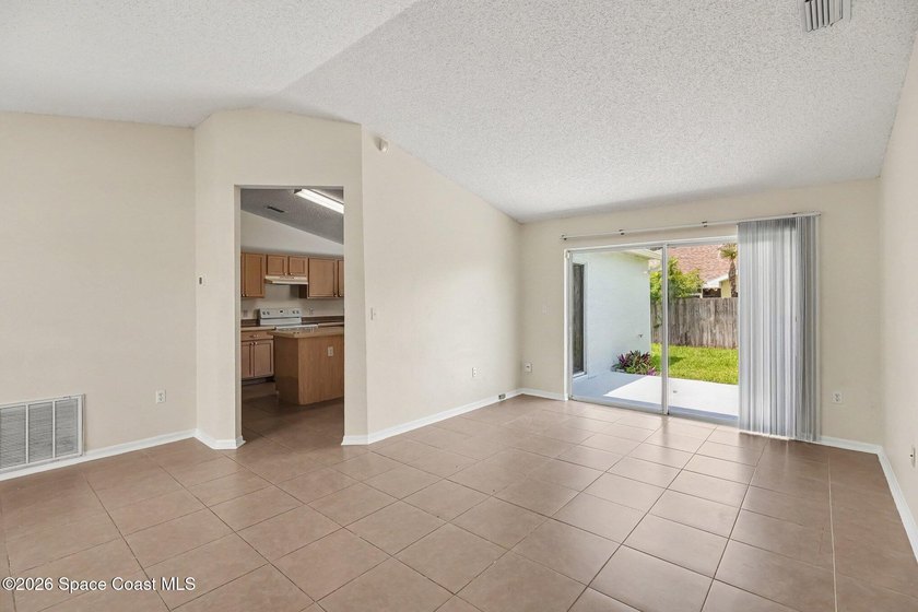 Fantastic beach side charmer, just a stone's throw to the ocean - photo 11