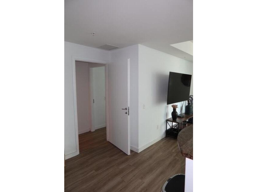 Great unit at Met 1 with stunning panoramic views of the city - photo 4