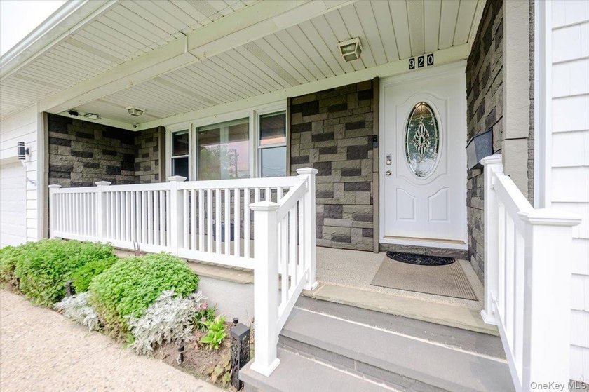 Welcome to this beautifully renovated 4 bedroom, 4.5 bathroom - photo 2