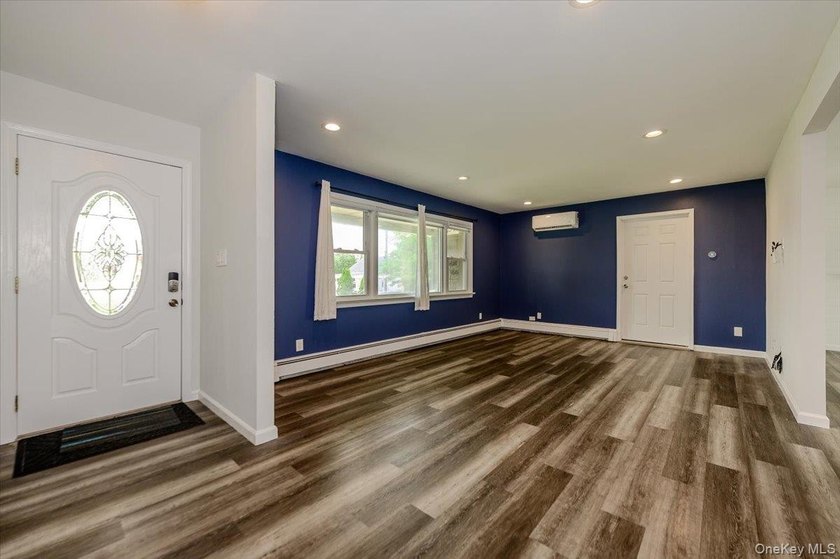 Welcome to this beautifully renovated 4 bedroom, 4.5 bathroom - photo 3