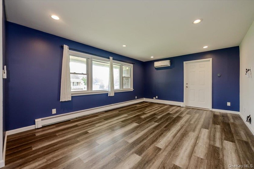 Welcome to this beautifully renovated 4 bedroom, 4.5 bathroom - photo 4