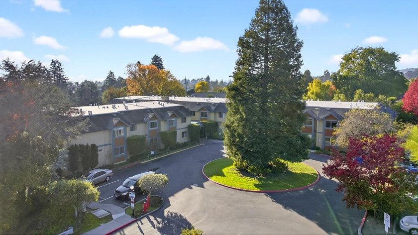 Welcome to Vista Prieta, a desirable senior community in Live - photo 2