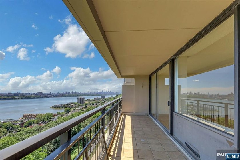 Welcome to this fabulous 2 bedroom and 2 full baths duplex up - photo 33