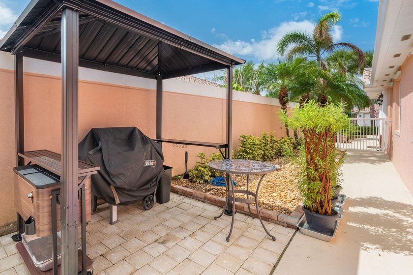 Meticulously maintained pool villa located in the highly - photo 8