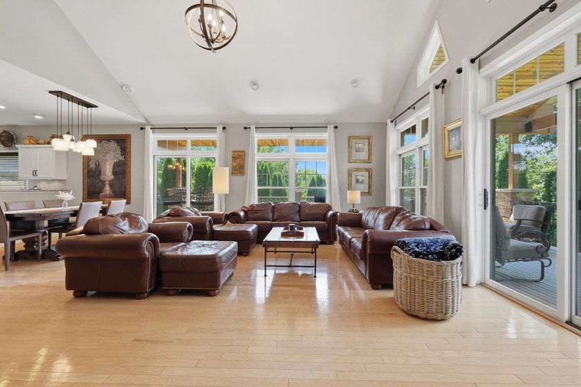 Showings begin 7/23. Opportunities like this don't come along - photo 6