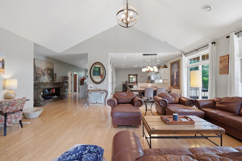 Showings begin 7/23. Opportunities like this don't come along - photo 8