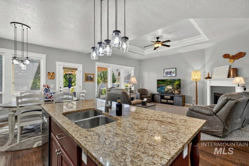 Meticulously maintained &amp; showing true pride of ownership inside - photo 12