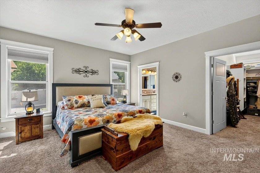 Meticulously maintained &amp; showing true pride of ownership inside - photo 13