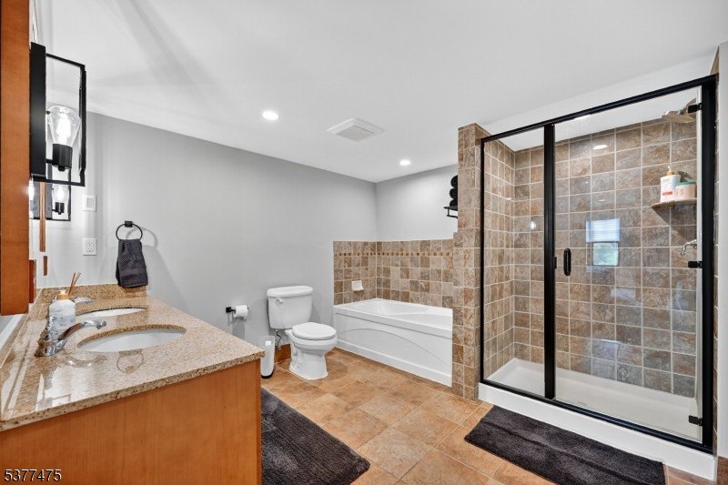 We're excited to present this extremely rare oversized 2 bedroom - photo 25