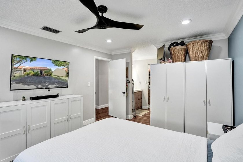 An updated and spacious corner villa in Forest Lake community at - photo 28