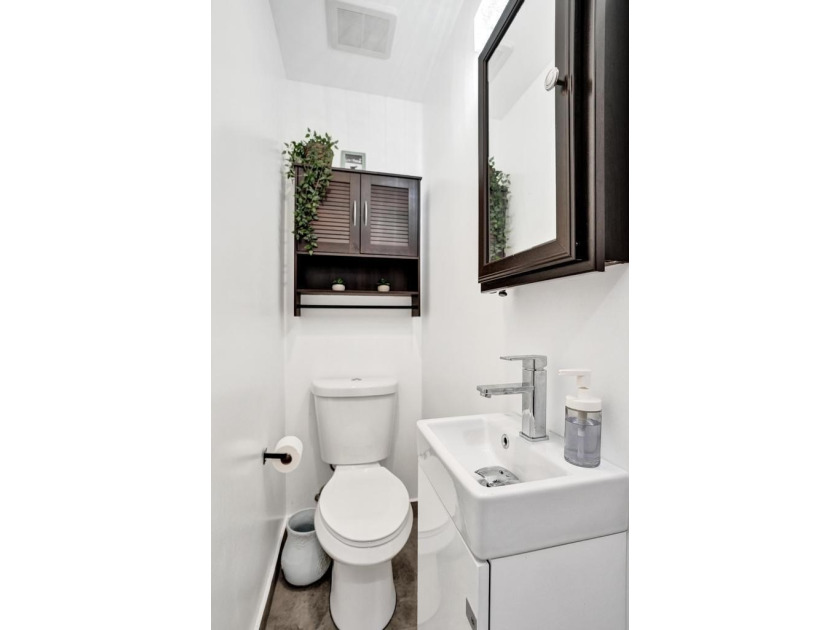 An updated and spacious corner villa in Forest Lake community at - photo 33