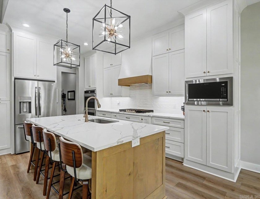 Move-in ready 4BR/3BA home in the gated Arlington Park community - photo 4