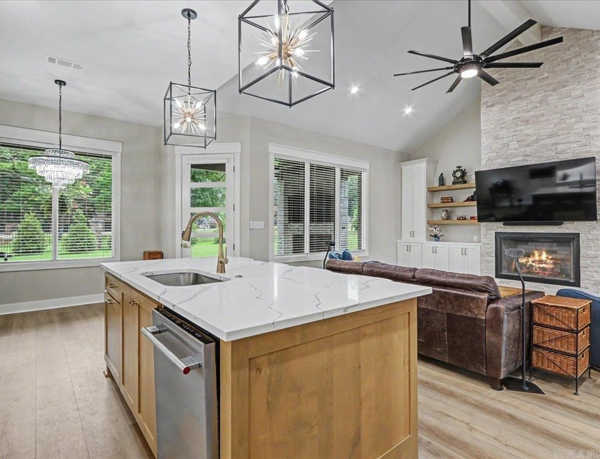 Move-in ready 4BR/3BA home in the gated Arlington Park community - photo 5