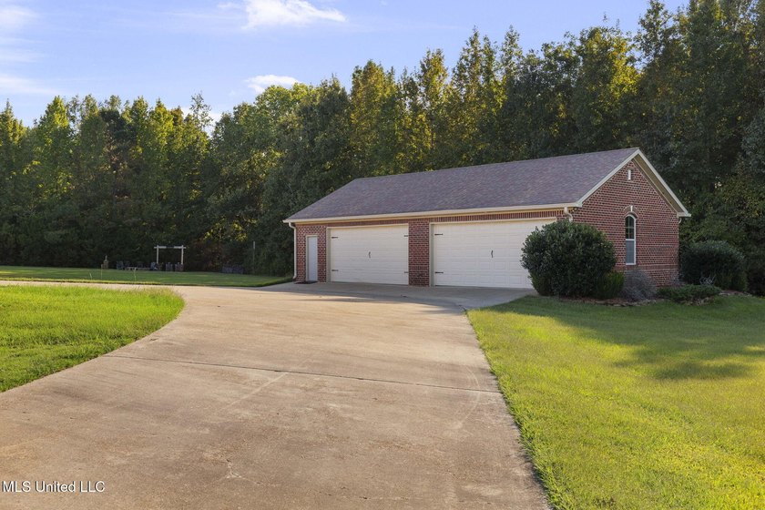 Welcome to 3375 N. Ratliff Road - A Distinguished Hinds County - photo 7