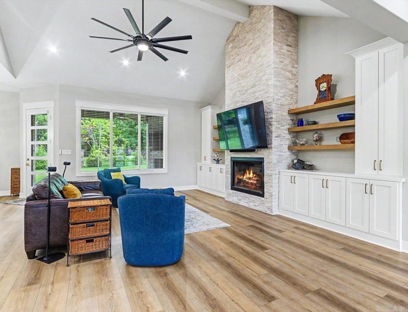 Move-in ready 4BR/3BA home in the gated Arlington Park community - photo 8