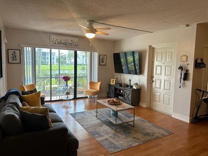 Beautiful corner unit condo in first floor 2-bed / 2-bath unit - photo 3