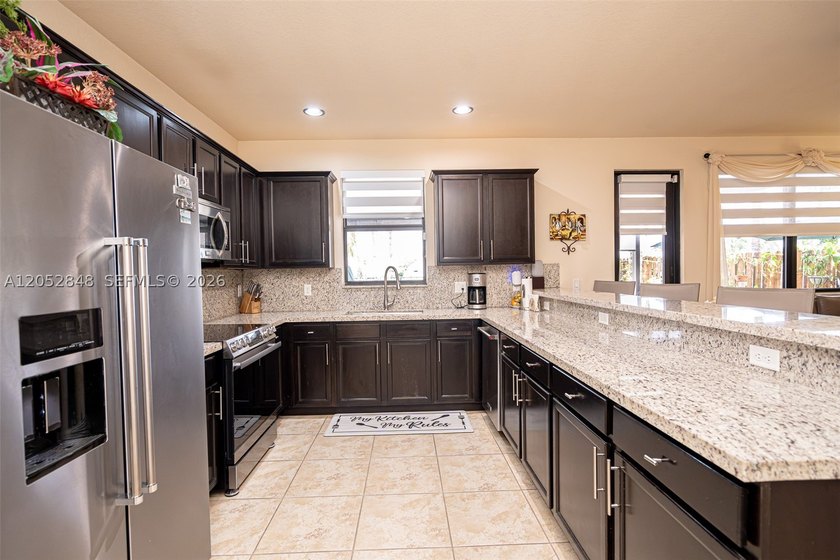 An amazing 2-story, 4 bedrooms and 3 bathrooms home located in - photo 12