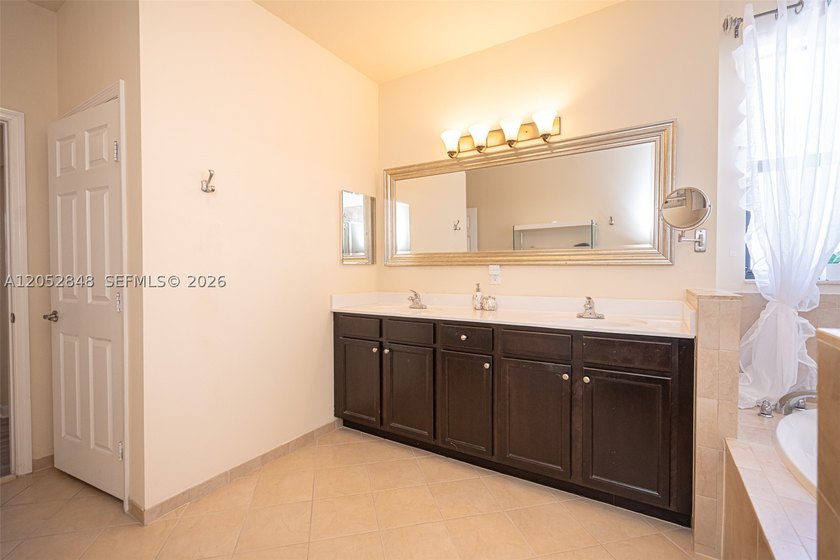 An amazing 2-story, 4 bedrooms and 3 bathrooms home located in - photo 37