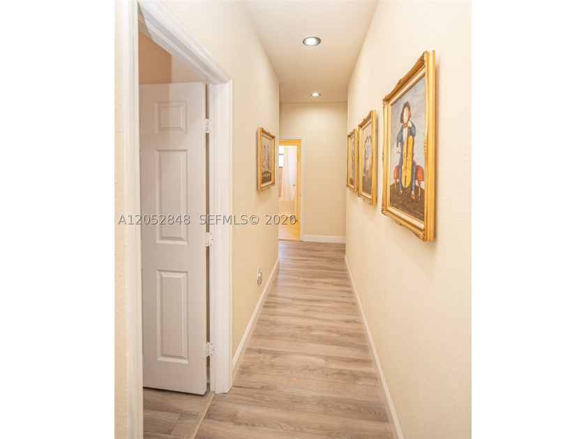 An amazing 2-story, 4 bedrooms and 3 bathrooms home located in - photo 40