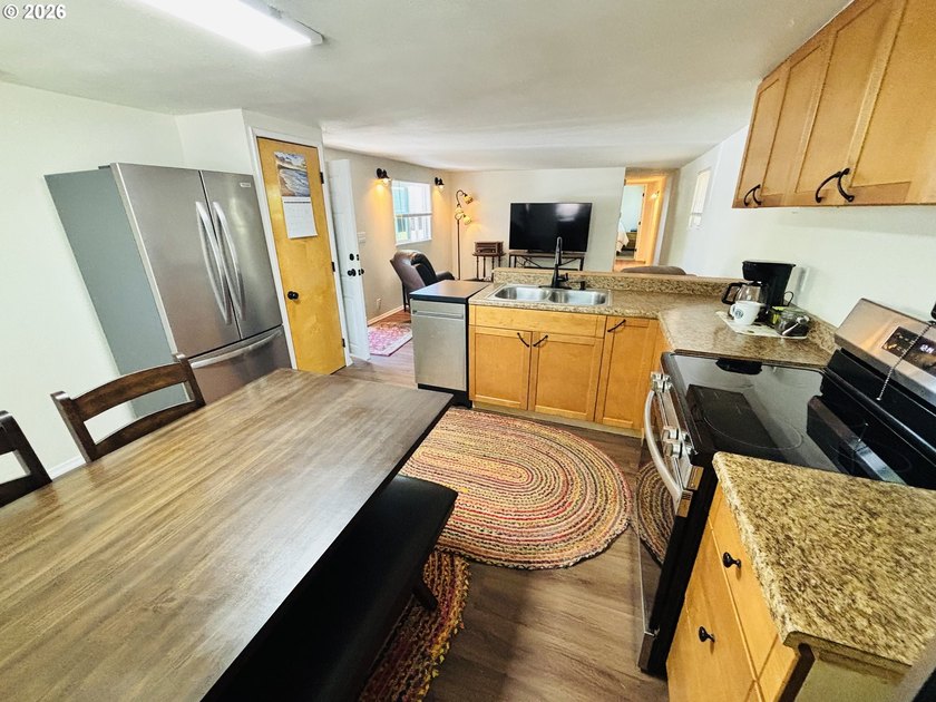 Beautifully remodeled, clean and move in ready! This charming 2 - photo 11