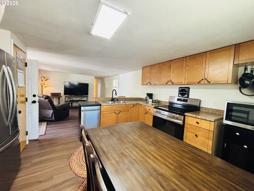 Beautifully remodeled, clean and move in ready! This charming 2 - photo 12
