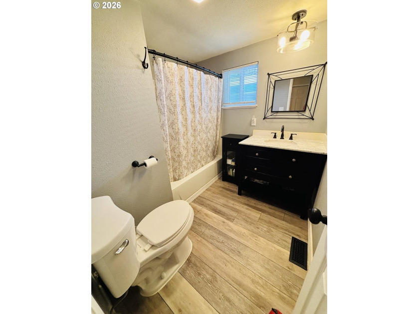 Beautifully remodeled, clean and move in ready! This charming 2 - photo 16