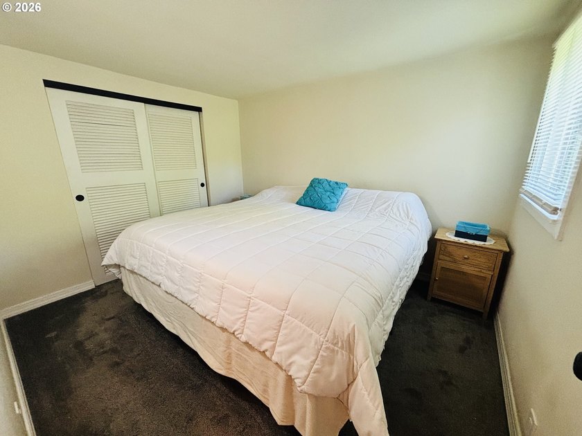 Beautifully remodeled, clean and move in ready! This charming 2 - photo 19