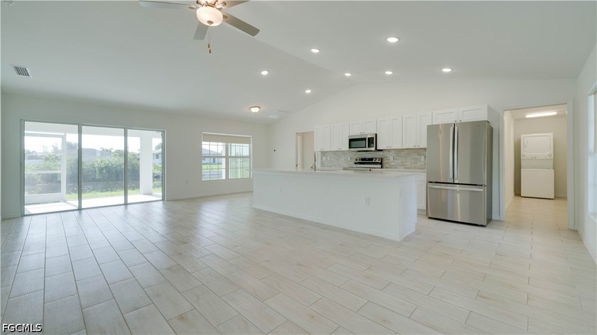 Incredible, like-new waterfront home situated on a freshwater - photo 2