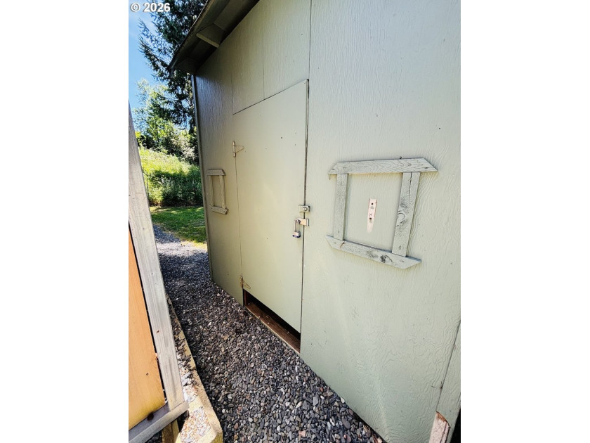 Beautifully remodeled, clean and move in ready! This charming 2 - photo 23