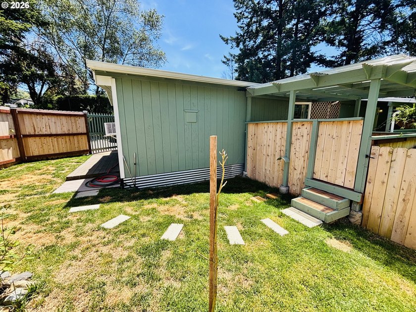 Beautifully remodeled, clean and move in ready! This charming 2 - photo 24