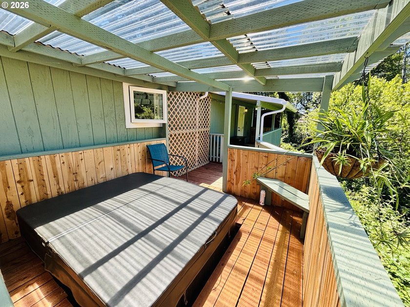 Beautifully remodeled, clean and move in ready! This charming 2 - photo 26