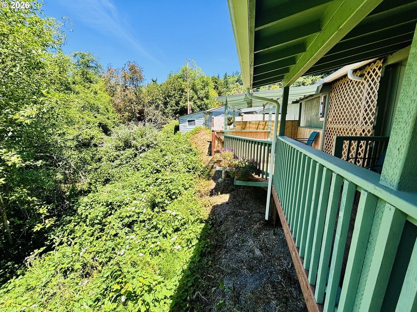 Beautifully remodeled, clean and move in ready! This charming 2 - photo 29