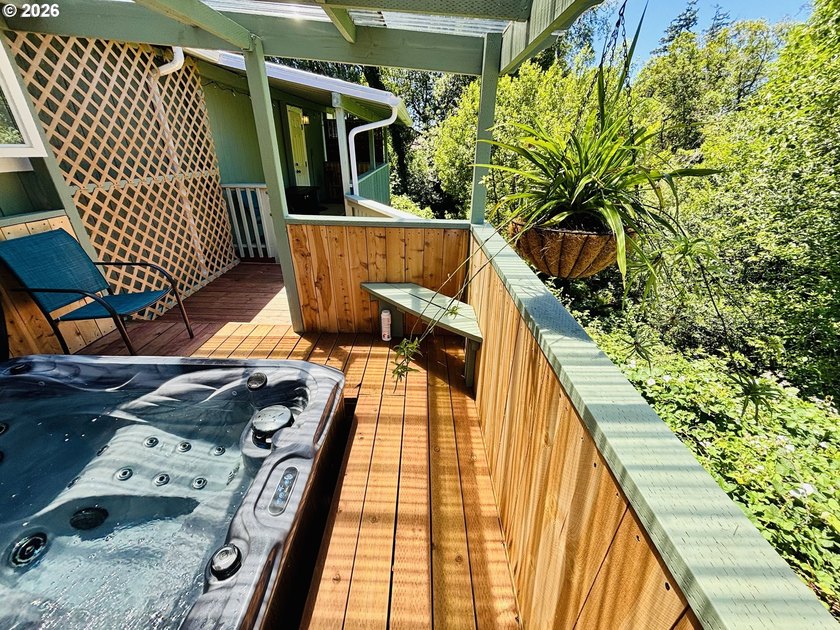 Beautifully remodeled, clean and move in ready! This charming 2 - photo 34