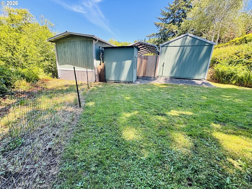 Beautifully remodeled, clean and move in ready! This charming 2 - photo 35