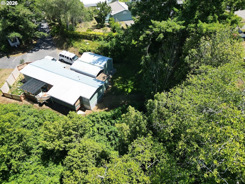 Beautifully remodeled, clean and move in ready! This charming 2 - photo 40