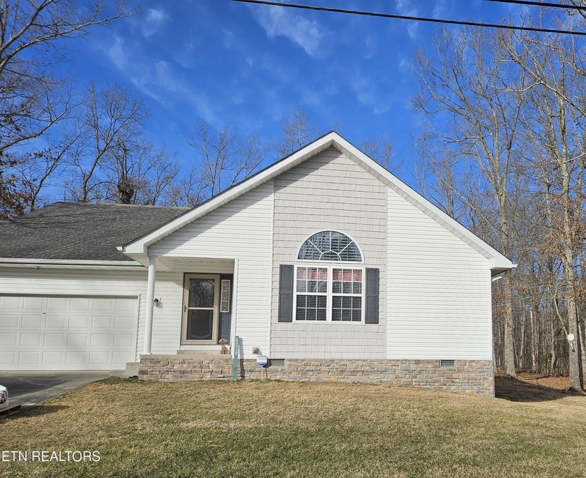 Well maintained home located in Lake Tansi is ready and waiting - photo 2