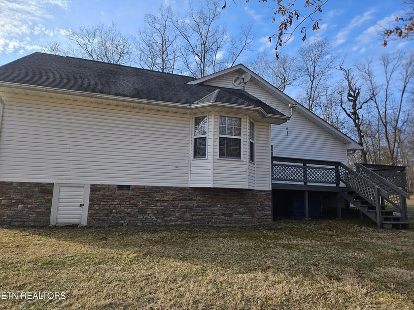 Well maintained home located in Lake Tansi is ready and waiting - photo 3