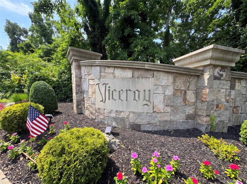 Welcome to this beautifully maintained and expanded split-level - photo 2