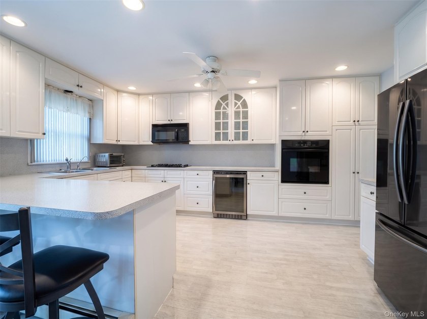 Welcome to this beautifully maintained and expanded split-level - photo 7