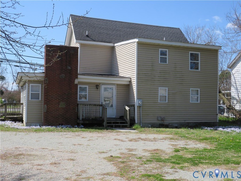 This 2-story, 3-4-bedroom 3 full bath house is a wonderful Handy - photo 3