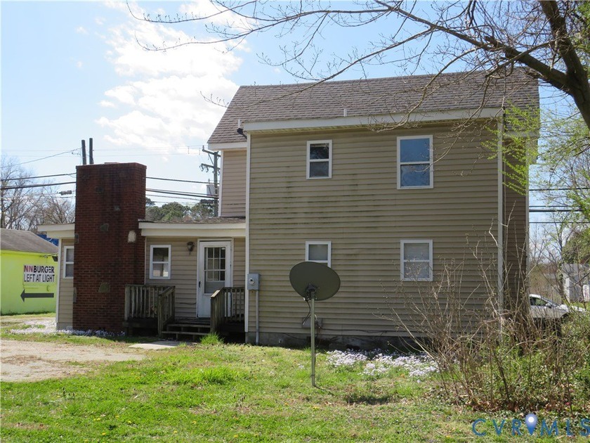 This 2-story, 3-4-bedroom 3 full bath house is a wonderful Handy - photo 4