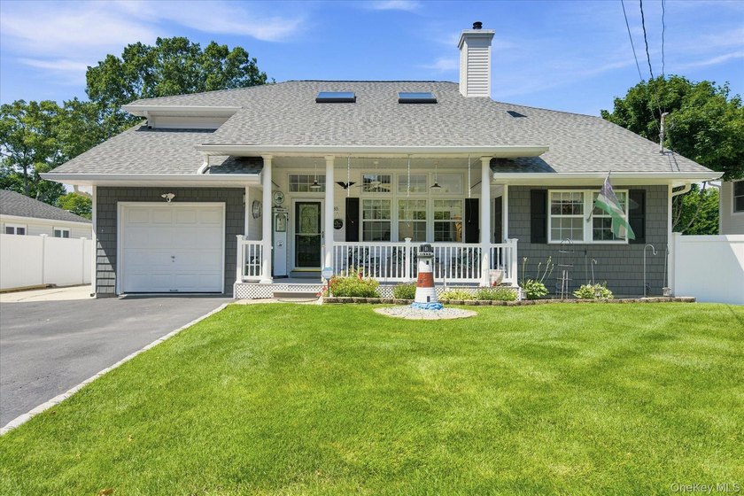 Impeccably maintained and better than new, this updated - photo 2