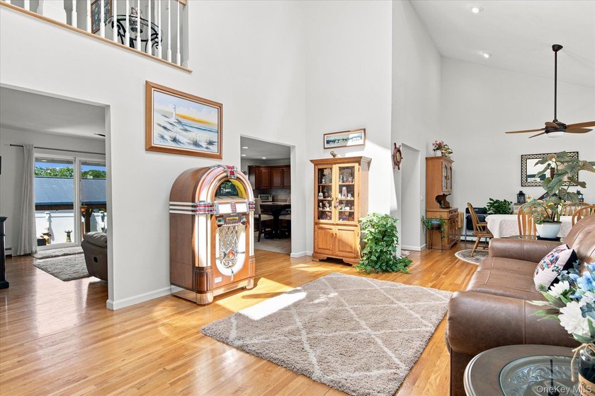 Impeccably maintained and better than new, this updated - photo 4